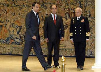 Zapatero, ayer, junto a José Bono y Antonio Moreno Barberá, jefe del Estado Mayor de la Defensa.