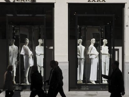 GRA057 MADRID, 03/04/2014.- Detalle del escaparate del edificio del n&uacute;mero 23 de la calle Serrano de Madrid que acoge la d&eacute;cimotercera tienda emblem&aacute;tica o &#039;flagship store&#039; de la marca Zara de la firma Inditex, que se inaugura ma&ntilde;ana viernes y que dedica 400 de sus casi 3.000 metros de superficie a un showroom situado en la sexta planta. EFE/Sergio Barrenechea