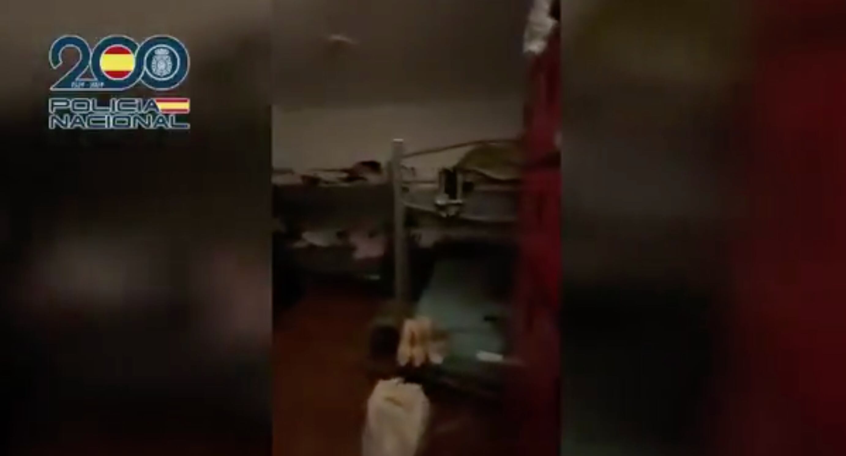 Imagen de la grabación que la policía nacional hizo al entrar en el chalet en el que se explotaba a mujeres.
