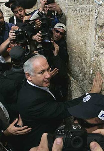 El líder de Likud, Benjamin Netanyahu, ayer en el Muro de las Lamentaciones, en Jerusalén.