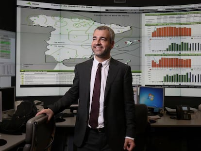 Maurici Lucena, en el centro del control de Aena en el aeropuerto de Madrid-Barajas