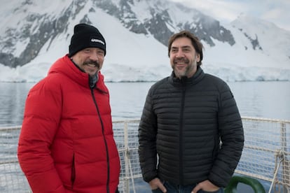 Carlos (izquierda) y Javier Bardem, en el barco Arctic Sunrise de Greenpeace frente a la isla de Brabante, el 26 de enero.