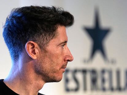 El delantero del Barcelona Robert Lewandowski durante el acto de clausura de la 18ª edición de libro 'Relatos Solidarios del Deporte', este jueves.