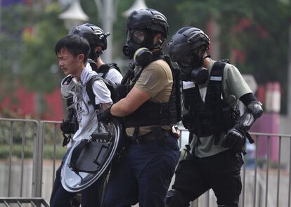 policiais detêm um manifestante que tenta escapar dos protestos perante a Politécnica. "Restaurar a ordem" em Hong Kong "é a tarefa mais urgente", disse um porta-voz do Ministério da Defesa chinês nesta segunda-feira em Bangcoc, referindo-se à primeira mobilização de soldados chineses nas ruas da ex-colônia britânica.