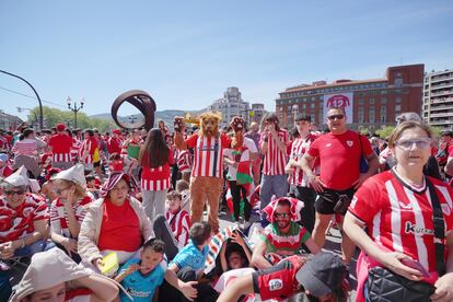 Decenas de bilbaínos esperan en los alrededores del Ayuntamiento de Bilbao la llegada de su equipo.  