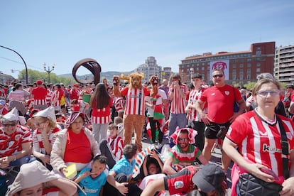 Decenas de bilbaínos esperan en los alrededores del Ayuntamiento de Bilbao la llegada de su equipo.  