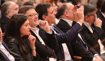 Ximo Puig, Pedro Sánchez y Joan Calabuig, con otros dirigentes socialistas en el Palau de la Música.