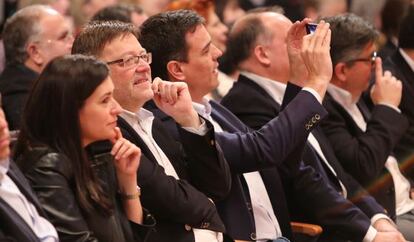 Ximo Puig, Pedro S&aacute;nchez y Joan Calabuig, con otros dirigentes socialistas en el  Palau de la M&uacute;sica.