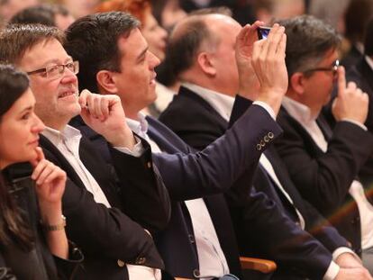 Ximo Puig, Pedro S&aacute;nchez y Joan Calabuig, con otros dirigentes socialistas en el  Palau de la M&uacute;sica.