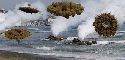 Dois tanques de guerra anfíbios da marinha sul-coreana.