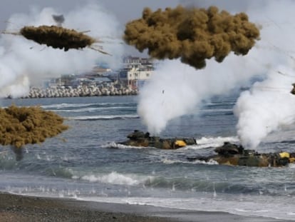 Dois tanques de guerra anfíbios da marinha sul-coreana.