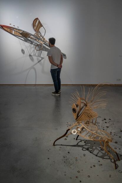 Dos de las esculturas que pueden verse en la muestra 'El aire habitado', de Aurelién Lortet en Sevilla.
