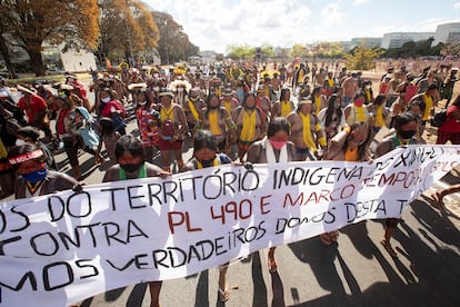 Dezenas de indígenas participam de manifestação contra o marco temporal, em julgamento no Supremo Tribunal Federal, no dia 1 de setembro, em Brasília.