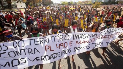 Dezenas de indígenas participam de manifestação contra o marco temporal, em julgamento no Supremo Tribunal Federal, no dia 1 de setembro, em Brasília.