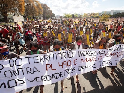 Dezenas de indígenas participam de manifestação contra o marco temporal, em julgamento no Supremo Tribunal Federal, no dia 1 de setembro, em Brasília.