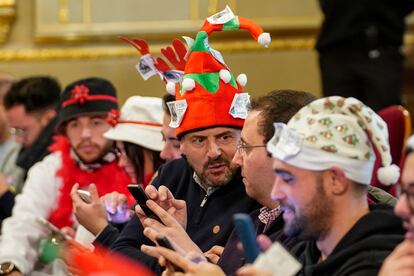 Personas disfrazadas en el Teatro Real de Madrid. En 1817, en España había 497 administraciones de Lotería, de las cuales 25 estaban en el casco antiguo de Madrid y otras cinco en el casco urbano de Barcelona. El primer sorteo televisado se celebró en 1957.