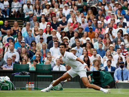 Djokovic devuelve la pelota durante el partido contra Garín en la Centre Court.