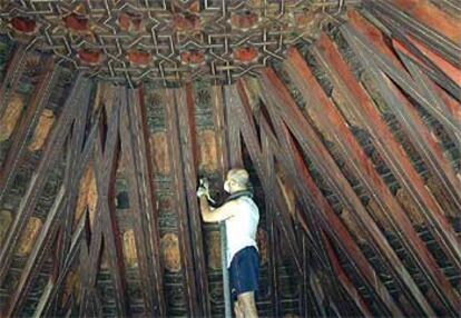 Aspecto de la restauración del artesonado mudéjar de la gran sala de oración de la sinagoga del Tránsito, sede del Museo Sefardí.