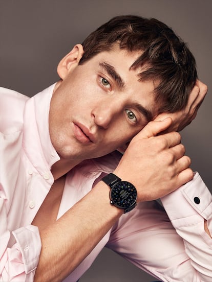 <p>Louis Vuitton se ha aliado con Google para crear el minimalista Tambour Horizon, su primer ‘smartwatch’ perfecto para viajeros inquietos. La camisa rosa claro es Hermès.</p>  <p>Peluquería: Olga Holovanova. Asistentes de fotografía: Luis Iruela y Agustín Bobo. Asistente de estilismo: Silvia Ballester. Manicura: Lucero Hurtado. Modelo: Anatol Modzelewski (Trend Model Management).</p>