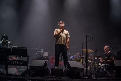 El cantante y líder del grupo neoyorquino LCD Soundsystem, James Murphy, durante el concierto de la primera jornada del festival BBK Live de Bilbao.