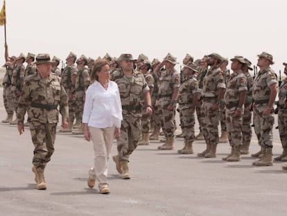 A pregnant Carme Chacón inspects Spanish troops.