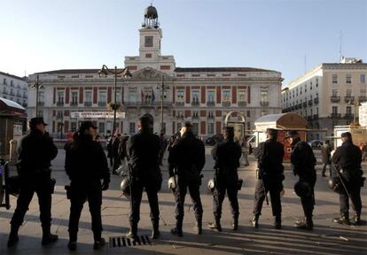 Agentes de la Policía Nacional vigilan las entradas a la Puerta del Sol, en Madrid, durante la jornada de huelga general del 29-M.