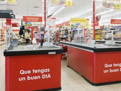 Interior de una tienda de Dia.