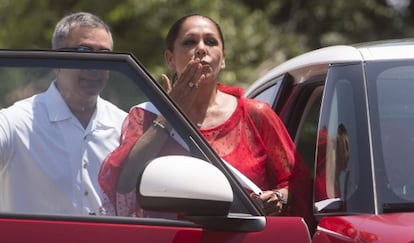 A smiling Isabel Pantoja blows a kiss to well-wishers on Monday.