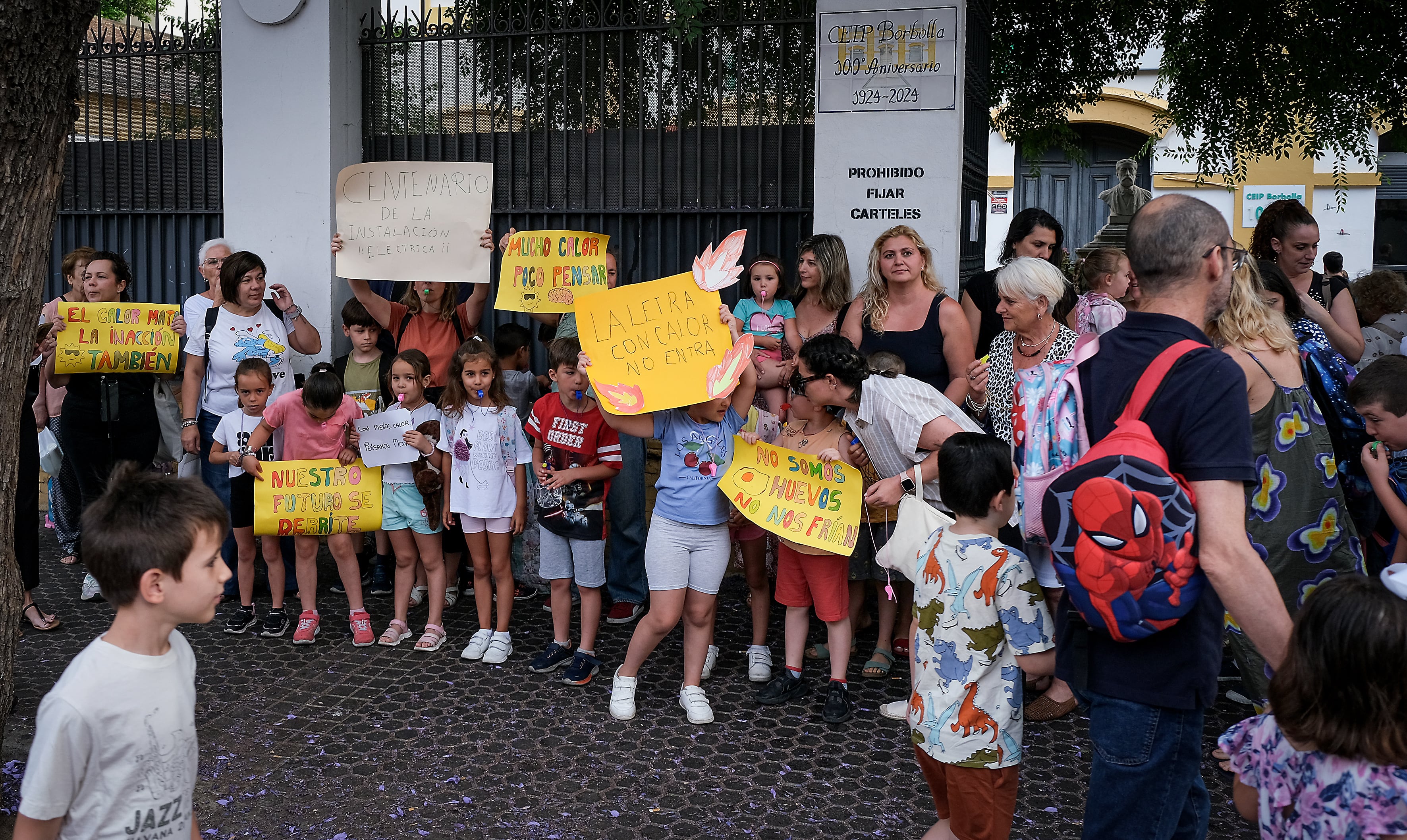 Concentración de familias y alumnos del CEIP Borbolla de Sevilla por la falta de soluciones al calor en las aulas. foto.ALEJANDRO RUESGA