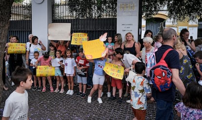 Concentración de familias y alumnos del CEIP Borbolla de Sevilla por la falta de soluciones al calor en las aulas. foto.ALEJANDRO RUESGA