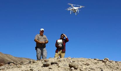 Luis Jaime Castillo (izquierda), durante un ensayo con el dron DJI hantom 4 Pro al norte de Nasca, en Perú.