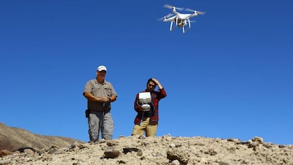 Luis Jaime Castillo (izquierda), durante un ensayo con el dron DJI hantom 4 Pro al norte de Nasca, en Perú.