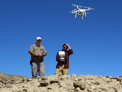 Luis Jaime Castillo (izquierda), durante un ensayo con el dron DJI hantom 4 Pro al norte de Nasca, en Perú.