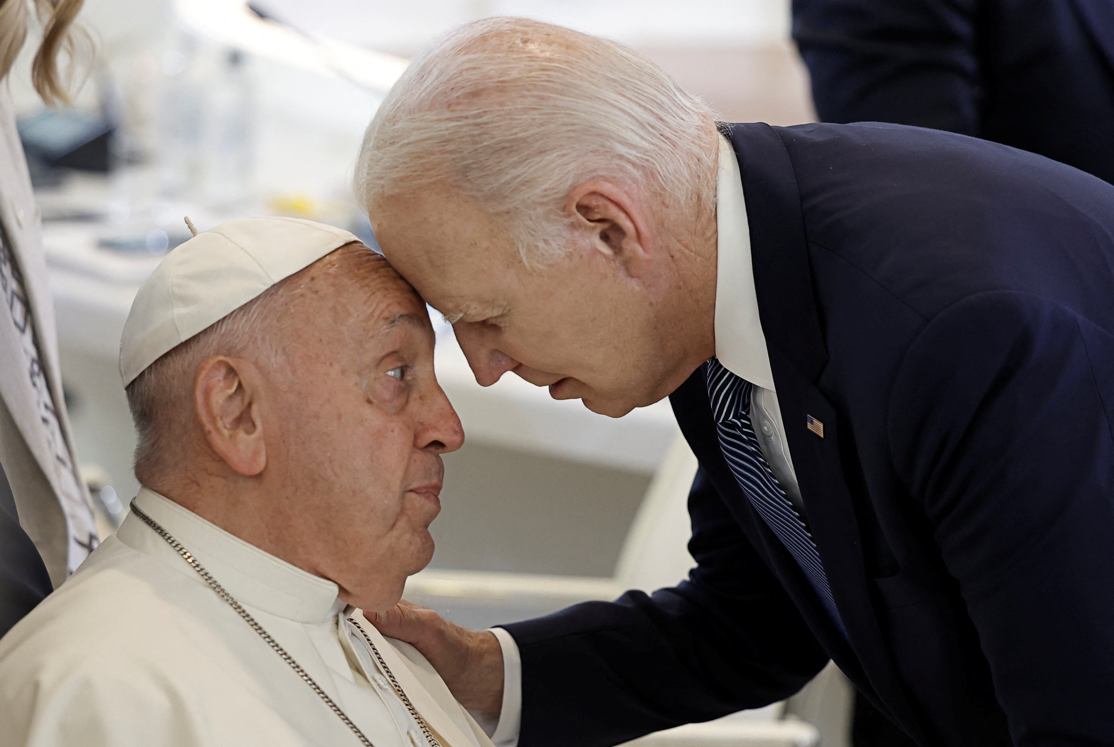 El papa Francisco y el presidente de los EE UU, Joe Biden, antes de una sesión sobre Inteligencia Artificial, Energía, África y el Mediterráneo en el segundo día de la cumbre del G-7 en Savelletri, este jueves.