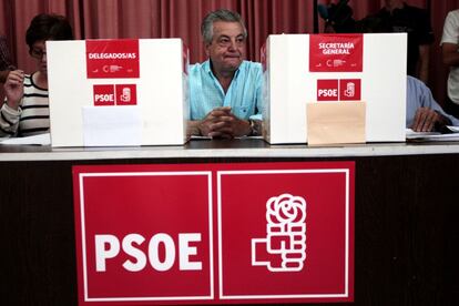 Mesa electoral en la agrupación socialista de Tetuán en Madrid.