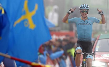 El ciclista danés del equipo Astana, Jakob Fuglsang, a su llegada a meta. 