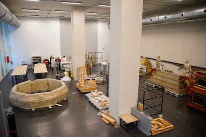 Vista general de la sala de la Galería de las Colecciones Reales, el 15 de diciembre, donde se está restaurando un gran altar de Semana Santa que estaba en un sótano del monasterio de la Encarnación, en Madrid. 