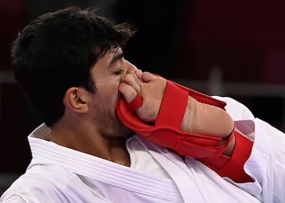 El jordano Abdel Rahman Almasatfa (en la imagen) compite contra el francés Steven Da Costa en la ronda eliminatoria de kumite -67 kg masculino de kárate.