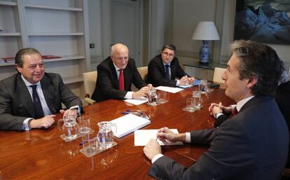 Vicente Boluda (izquierda) junto a Juan Roig y enfrente Íñigo de la Serna.