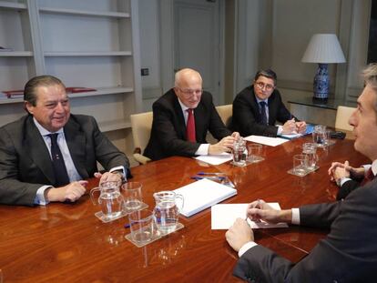 Vicente Boluda (izquierda) junto a Juan Roig y enfrente &Iacute;&ntilde;igo de la Serna.