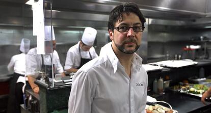 El tres estrellas Michel&iacute;n, Quique Dacosta, en su cocina de El Poblet.