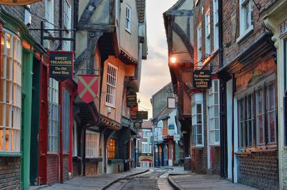 The Great North Road

En poco más de siete horas de viaje nos permite recorrer de punta a punta la isla de Gran Bretaña, atravesando lugares tan proclives al turismo como la histórica ciudad medieval de York. Su calle principal (en la imagen) ha sido votada como la más fotogénica del país.