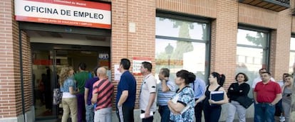 Un grupo de personas hace cola en una oficina de empleo en Alcal&aacute; de Henares.