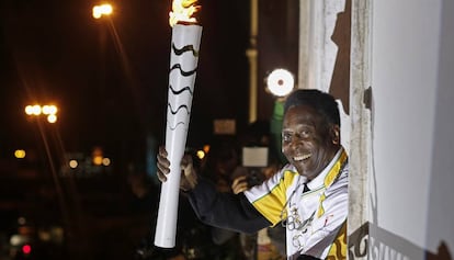 Pel&eacute; sostiene la antorcha ol&iacute;mpica.