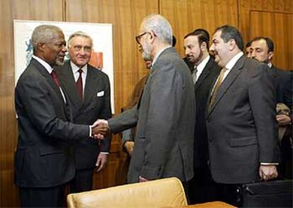 Kofi Annan saluda a Abdul Hamid (centro), miembro del Consejo de Gobierno, en presencia del presidente Adnan Pachachi.
