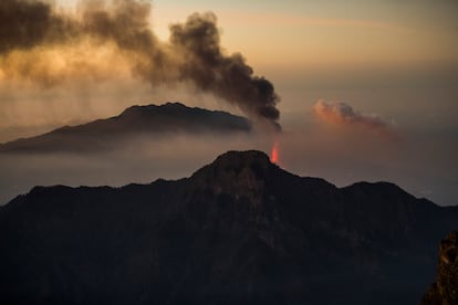 The new volcano in La Palma seen from Roque de los Muchachos.