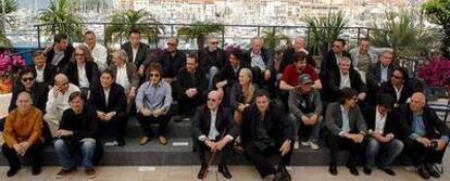 La mayoría de los cineastas que firman <i>Chancun son Cinéma,</i> ayer durante la presentación de la película en Cannes. De izquierda a derecha, en la primera fila: Tsai Ming Liang, Gus Van Sant, Manoel de Oliveira; Amos Gitai, Atom Egoyan, Walter Salles y Alejandro González Iñárritu. En la segunda fila: Elia Suleiman, Theo Angelopoulos, Takeshi Kitano, Michael Cimino, Jane Campion, Hou Hsiao-Hsien y Raymond Depardon. En la tercera fila: Bille August, Wim Wenders, Ken Loach, Ethan y Joel Coen, Nanni Moretti y Claude Lelouch. En la cuarta fila: Andrei Konchalovsky, Aki Kaurismaki, Chen Kaige, Abbas Kiarostami, David Cronenberg, Jean-Pierre Dardenne, Luc Dardenne, Wong Kar-Wai, Olivier Assayas y Raoul Ruiz<i>.</i>