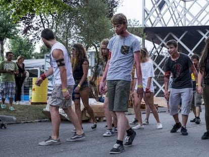 Varios participantes de 'Survival Zombie', en el festival de Metrópoli de Gijón.