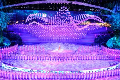 Más de un centenar de bailarines actuan durante el espectáculo con el que se ha inaugurado la Exposición Universal de Shanghái 2010, (China). Un total de 189 países y 57 organizaciones internacionales participará en el Expo 2010, el más grande en su historia.