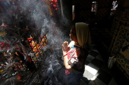 Una mujer reza dentro de un templo durante el festival Navratri en Calcuta (India).